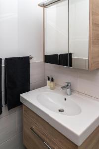比特堡BIT-City Studio und Appartement的浴室设有白色水槽和镜子