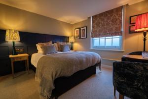 伊舍拜尔伊舍酒店的一间卧室设有一张大床和一个窗户。