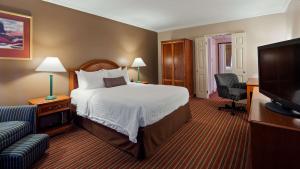 白兰地山谷贝斯特韦斯特必住普拉斯酒店客房内的一张或多张床位