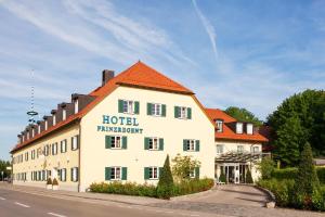 慕尼黑Hotel Prinzregent München Messe的带有酒店药房标志的建筑