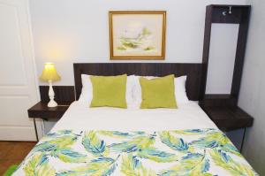 路易特里哈特Purdy's Place的一间卧室配有一张带绿色枕头的大床