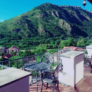 姆茨赫塔Hotel Gino Wellness Mtskheta的山景阳台上的桌椅