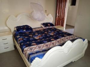 萨利尼亚拉尔Villa Louly的卧室配有白色的床头板和白色的床