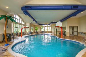 麦迪逊MainStay Suites Madison - Monona的一座大楼内带篮球架的大型游泳池