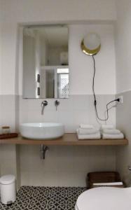 罗马La stanza di Camillo的一间带水槽、镜子和卫生间的浴室