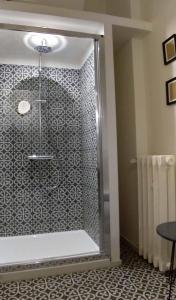 罗马La stanza di Camillo的浴室里设有玻璃门淋浴
