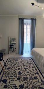 罗马La stanza di Camillo的一间卧室设有一张床和一个大窗户