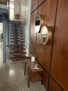 危地马拉君悦太阳酒店的一间设有木墙、桌子和楼梯的房间