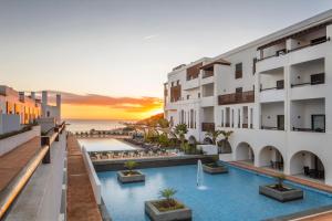 拉戈斯贝勒马Spa及海滩度假酒店的一张带游泳池和海洋的酒店形象