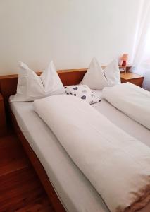 塞纳莱斯Gasthof Neuratheis的两张带白色床单和枕头的床