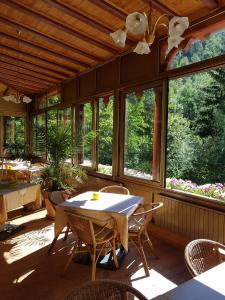 塞纳莱斯Gasthof Neuratheis的一间带桌椅和窗户的用餐室