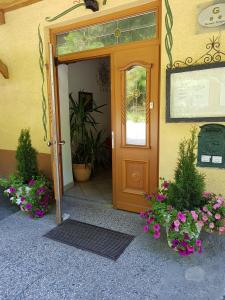 塞纳莱斯Gasthof Neuratheis的门前有鲜花的房子的门