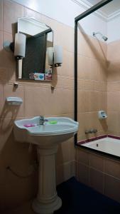 拉玛吉亚乌尤尼旅馆的一间浴室