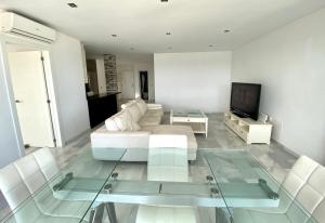 马贝拉Luxury Puerto Banus Penthouse With Parking & WI-FI的带沙发和玻璃桌的客厅