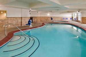 楠帕Holiday Inn Express & Suites Nampa - Idaho Center, an IHG Hotel的游泳池,位于酒店带游泳池的房间