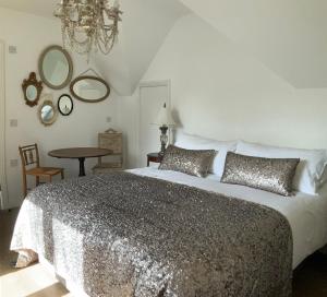 利明顿Harford en-suite Rooms的一间卧室配有一张床、一张桌子和镜子