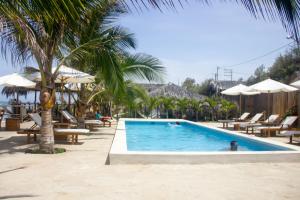 卡诺阿斯德蓬萨尔Baja Canoas Hotel的度假村的游泳池,人们在里面游泳