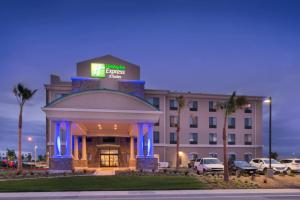 贝克斯菲尔德Holiday Inn Express & Suites Bakersfield Airport, an IHG Hotel的前面有标志的酒店