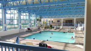兰格班Private Kaliva 605, Club Mykonos Resort的一座大型游泳池,里面的人