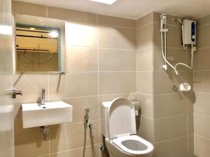 八打灵再也Escapade Prison Suites Petaling Jaya的浴室配有卫生间、盥洗盆和淋浴。