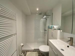 奥斯坦德hill4的白色的浴室设有卫生间和水槽。