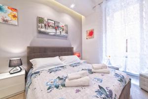 罗马Casa Fabio的一间卧室配有一张床,上面有两条毛巾