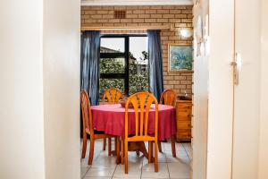 阿曼济姆托蒂Seven Seas SA的一间带桌椅和窗户的用餐室