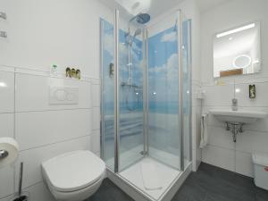 不莱梅威斯特伐利亚酒店 的带淋浴、卫生间和盥洗盆的浴室