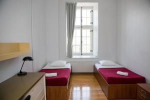 蒙特利尔The Grey Nuns Residence by Concordia University的小型客房 - 带2张床和窗户