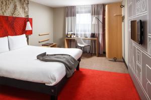 北安普敦宜必思北安普敦中心酒店的酒店客房,配有床铺和红地毯