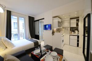 巴黎Résidence Voûte的酒店客房带一张床和一个厨房