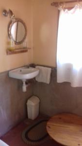 塔利温auberge souktana的一间带水槽、卫生间和镜子的浴室