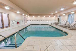 伯利恒伯利恒快捷假日&套房酒店的游泳池位于酒店带椅子的房间内,游泳池