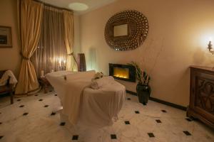 圣玛格丽塔-利古雷乔兰达酒店的客厅配有椅子和壁炉
