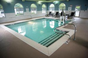 列克星敦列克星敦-大学市中心快捷假日酒店的一个带桌椅的健身房内的游泳池