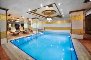 伊斯坦布尔大财富SPA酒店的在酒店房间的一个大型游泳池