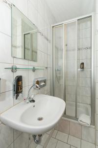 阿尔滕布拉克Waldhaus Altenbrak的白色的浴室设有水槽和淋浴。