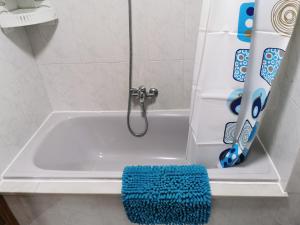 马林Casa Álvaro的浴室内设有一个白色浴缸及蓝色地毯