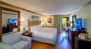 比福德拉尼尔群岛传统度假酒店的酒店客房,配有床和电视