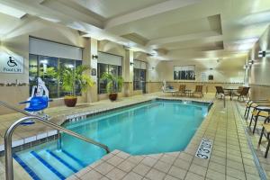绿湾Holiday Inn & Suites Green Bay Stadium, an IHG Hotel的一座配有桌椅的酒店游泳池