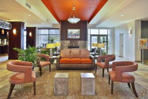 绿湾Holiday Inn & Suites Green Bay Stadium, an IHG Hotel的大堂配有沙发、椅子和桌子