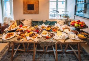 纳夫普利翁阿米蒙阿迪安迪酒店的填满了各种食物的桌子