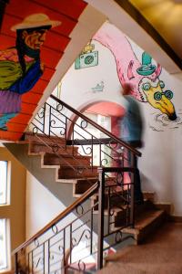 科恰班巴奔跑的查士奇旅舍的走下楼梯的人,墙上有绘画作品