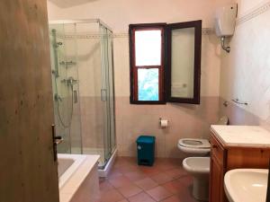 卡洛福泰Villetta al Mare circondata dal Verde (Carloforte - Spalmatore)的带淋浴、卫生间和盥洗盆的浴室