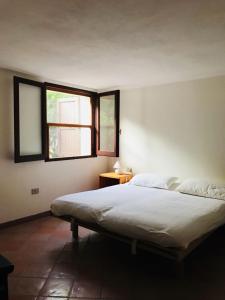 卡洛福泰Villetta al Mare circondata dal Verde (Carloforte - Spalmatore)的一间卧室设有两张床和窗户。