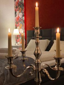 Hasenmoor德尔坦扎瑟宾馆的一间卧室配有一张桌子上的蜡烛床