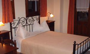 Vlásti米丽霍斯旅馆的一间卧室配有一张带白色床单的大床