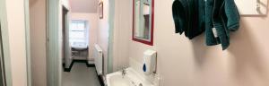 爱丁堡高街旅馆的一间带水槽和卫生间的小浴室