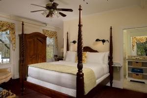 Yarmouth Port肯普科德旅馆的一间卧室配有一张床和吊扇