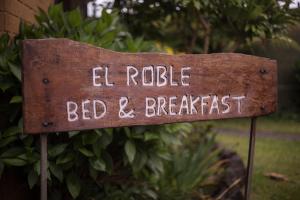 巴拉斯港Hospedaje El Roble, Puerto Varas的朗西的标志